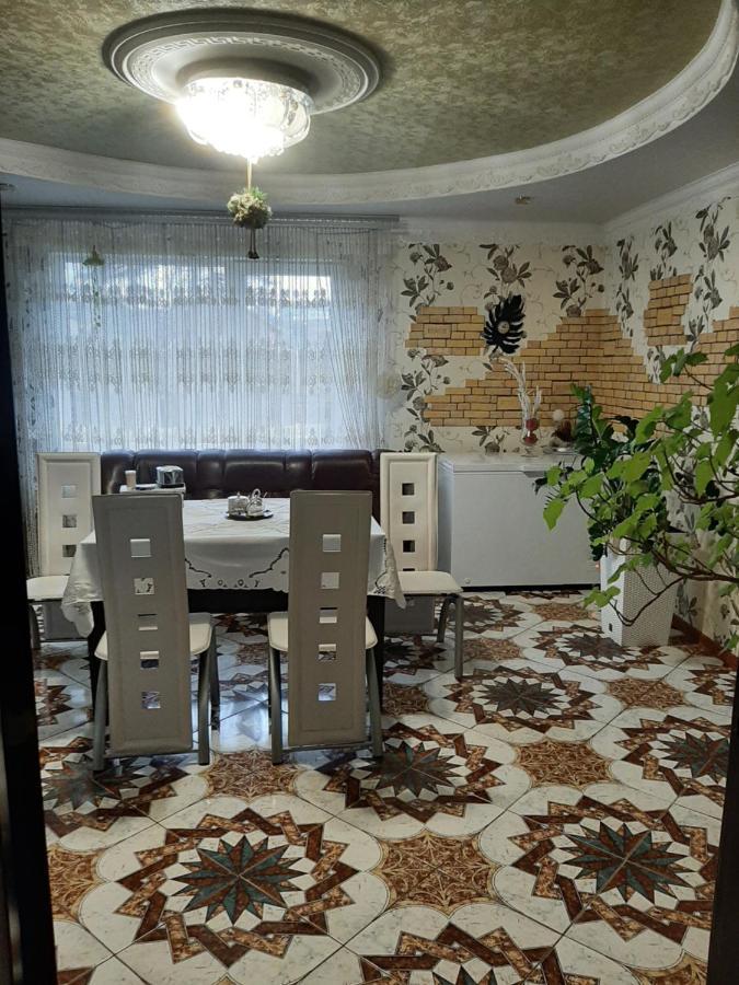 У Ані ラーゼシュチュナ エクステリア 写真