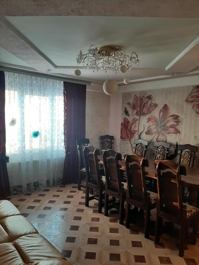 У Ані ラーゼシュチュナ エクステリア 写真